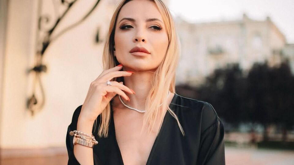 Сопонару: Девушки, признавайтесь, было такое, что шли на педикюр в платье и без белья?