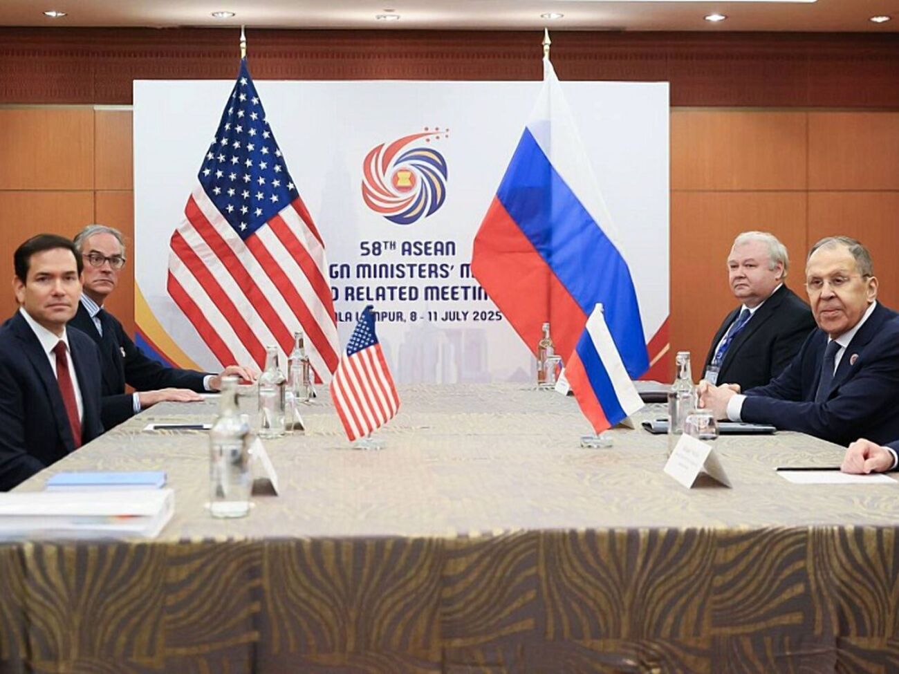 Политики встретились во время саммита Ассоциации государств Юго-Восточной Азии (ASEAN), говорится в статье