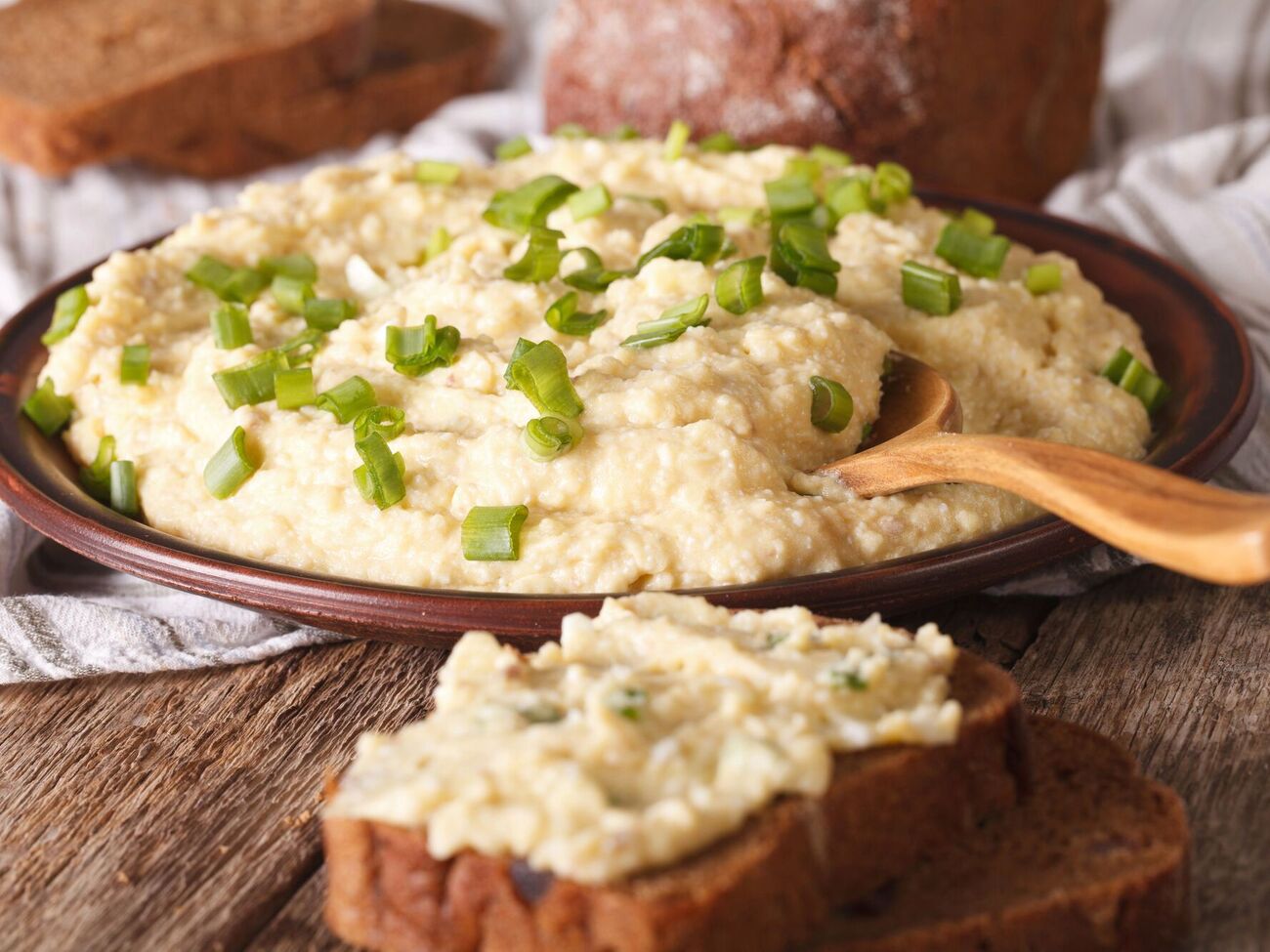 Форшмак подают с гренками