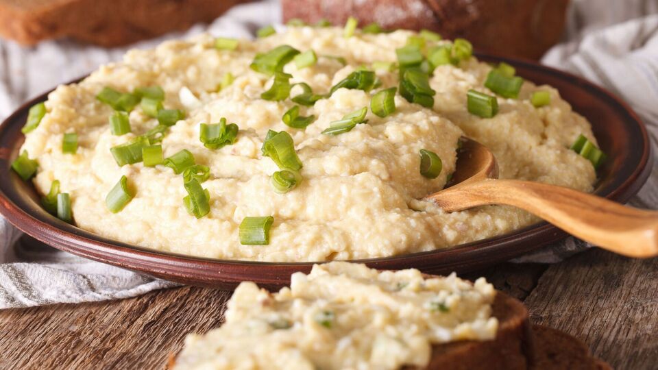 Форшмак подають із грінками