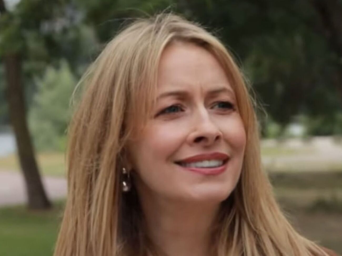 Кравець до обрання Зеленського президентом України 2019 року грала, зокрема, роль його дружини в постановках студії "Квартал 95"