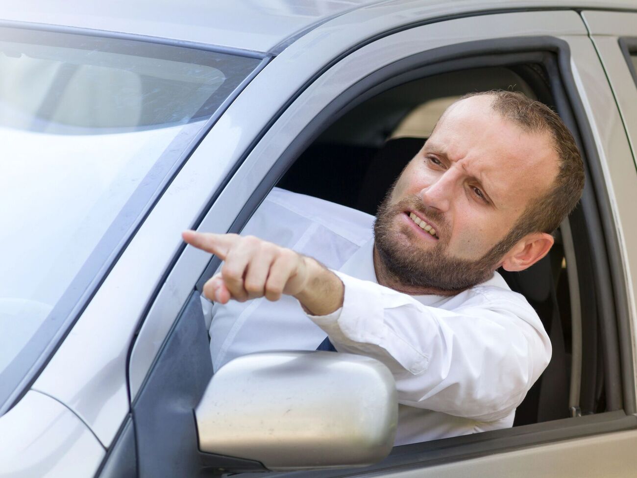 Під час паркування біля бордюру кермо потрібно повернути на один оборот у його бік