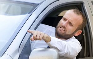 Во время парковки возле бордюра руль нужно повернуть на один оборот в его сторону