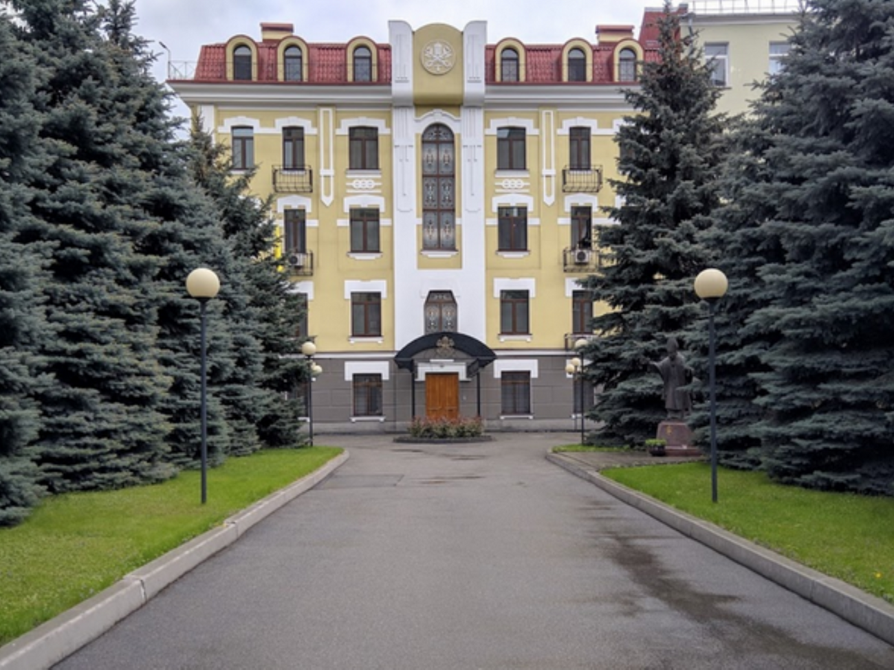 Пошкоджені дах, гараж і службове приміщення нунціатури