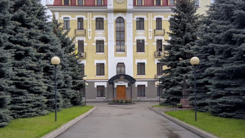 Повреждены крыша, гараж и служебное помещение нунциатуры