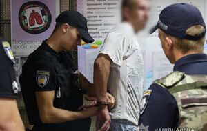 Правоохранители отметили, что мужчина крушил мебель и пытался нанести врачу телесные повреждения