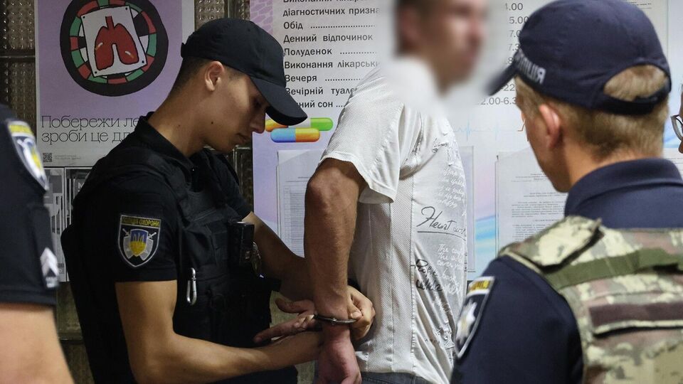 Правоохранители отметили, что мужчина крушил мебель и пытался нанести врачу телесные повреждения