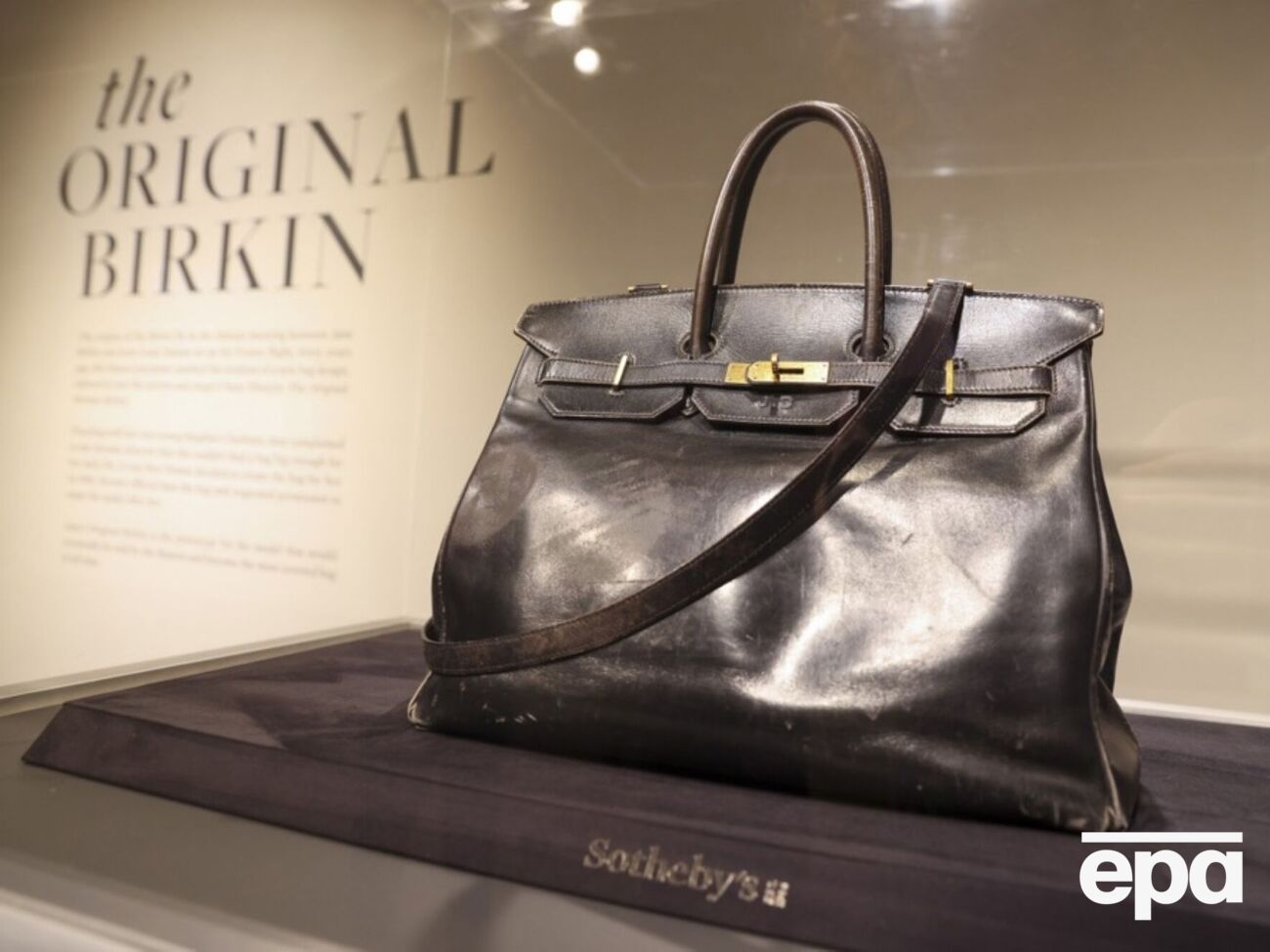 По легенде, идея этой сумки появилась случайно