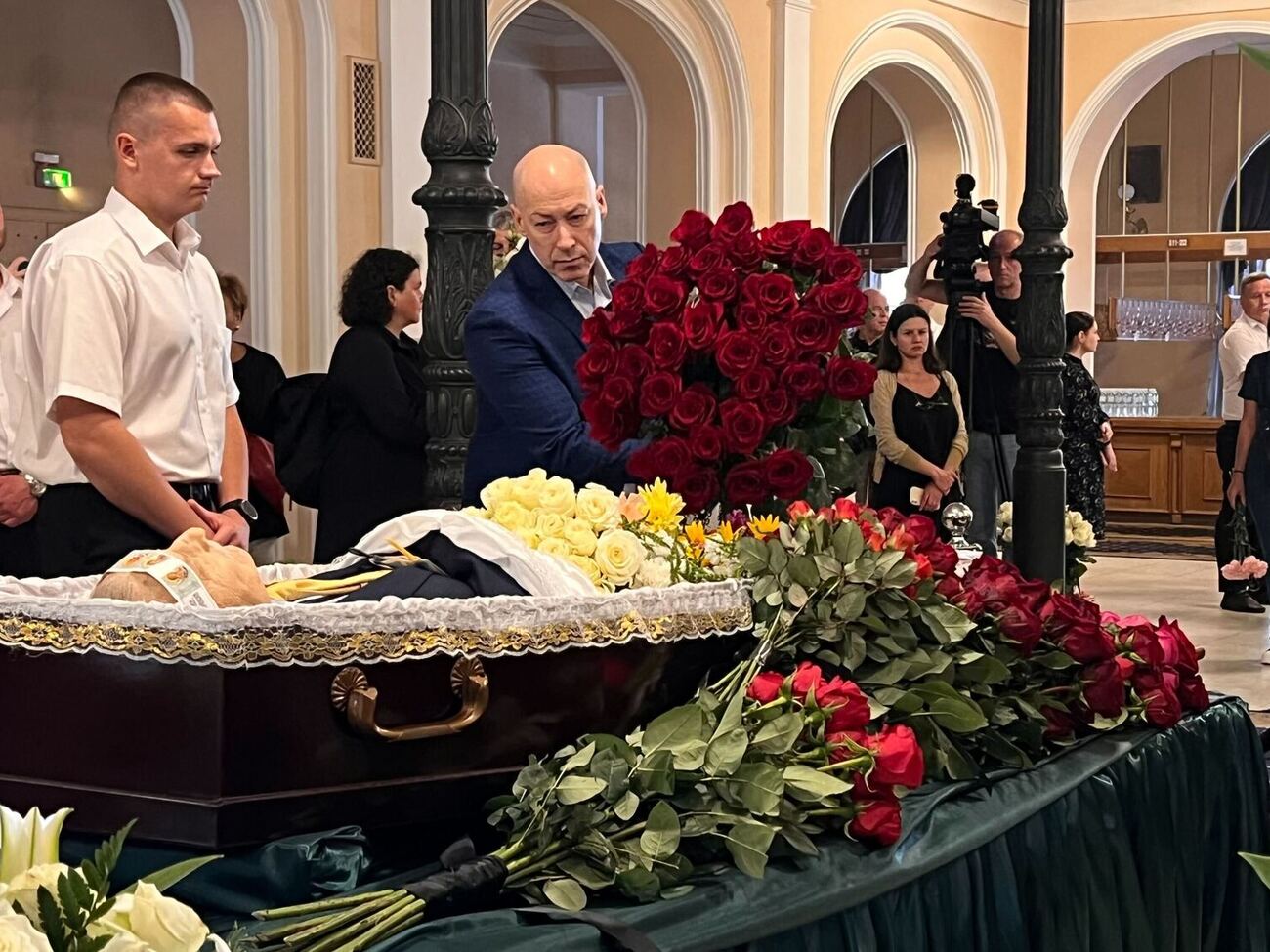 Дмитрий Гордон посетил церемонию прощания с Игорем Покладом