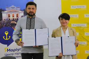 Фонд Рината Ахметова и центры поддержки переселенцев "ЯМариуполь" работают вместе три года