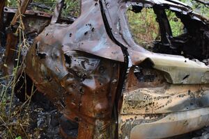 Російський військовослужбовець, розуміючи, що перед ним цивільний автомобіль, відкрив вогонь із кулемета