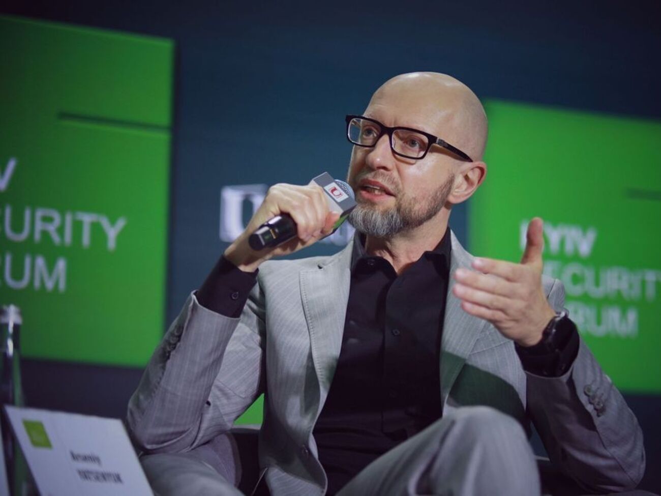 Яценюк: Нам потрібна як оборонна, так і атакувальна зброя