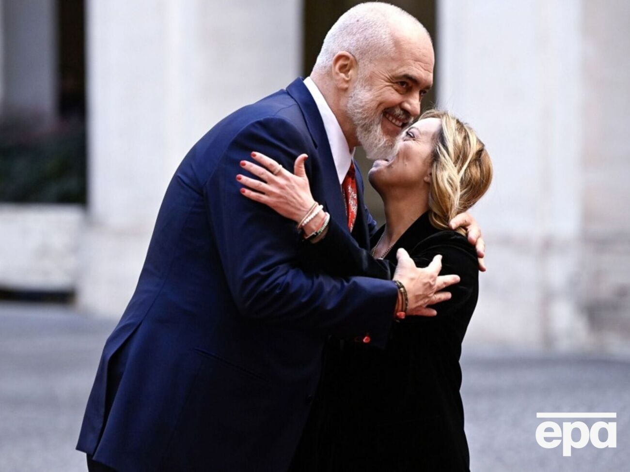 Когда Рама впервые опустился перед Мелони на колено, она пошутила об их разнице в росте