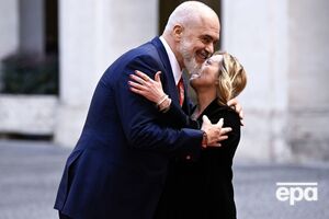 Когда Рама впервые опустился перед Мелони на колено, она пошутила об их разнице в росте