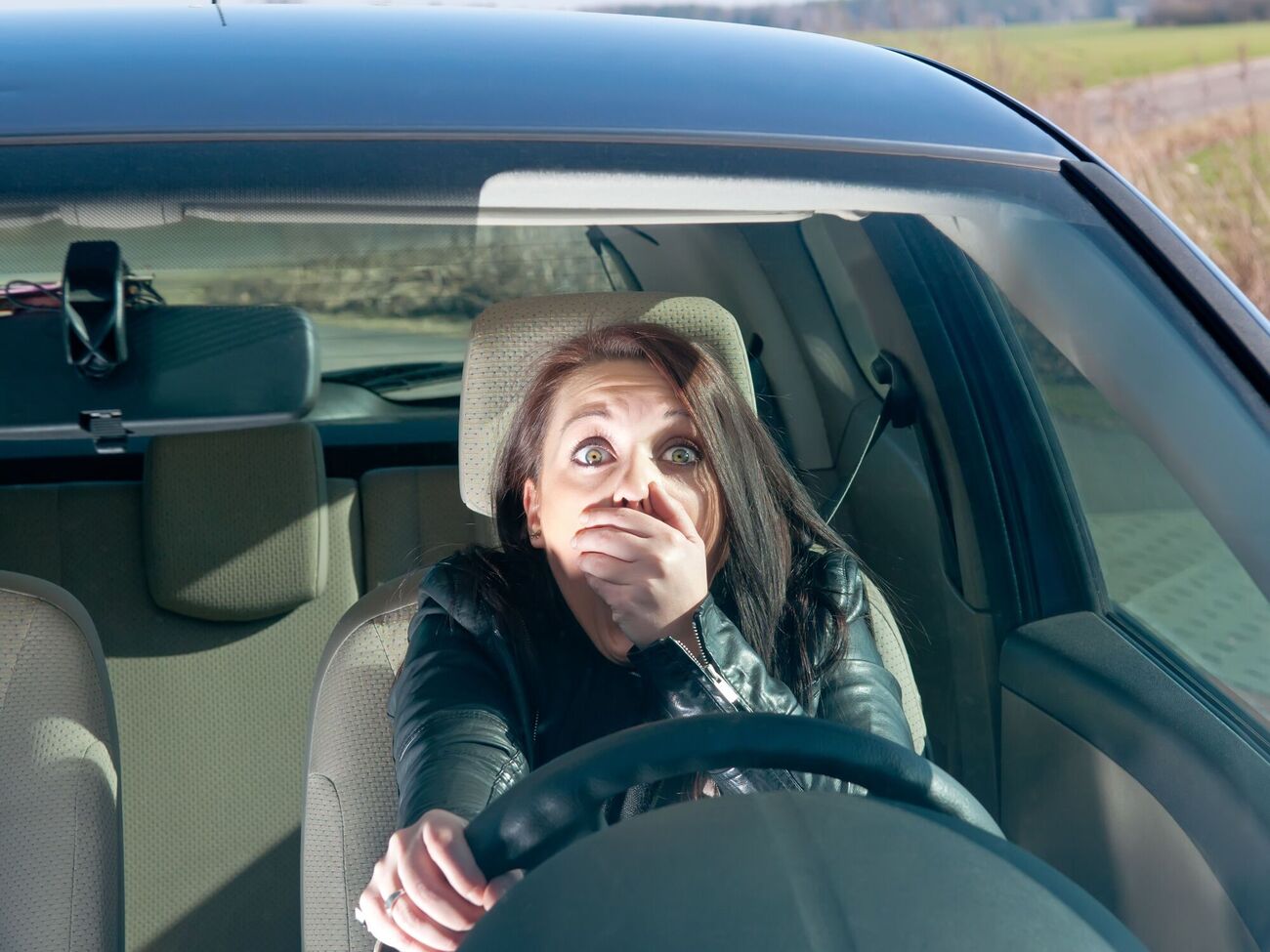 Чтобы без проблем встать между двумя припаркованными машинами, нужно прежде всего оценить расстояние между ними