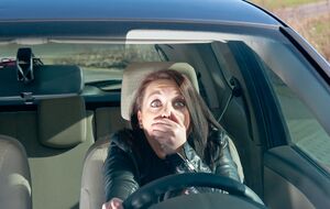 Чтобы без проблем встать между двумя припаркованными машинами, нужно прежде всего оценить расстояние между ними