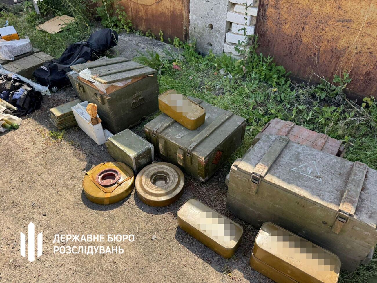 В обустройстве тайника подозревают двух гражданских и одного военнослужащего