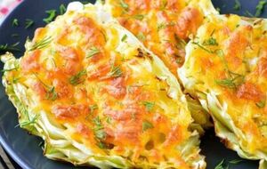 Запечена в духовці капуста ідеально поєднується із соусом із кефіру, зелені й часнику