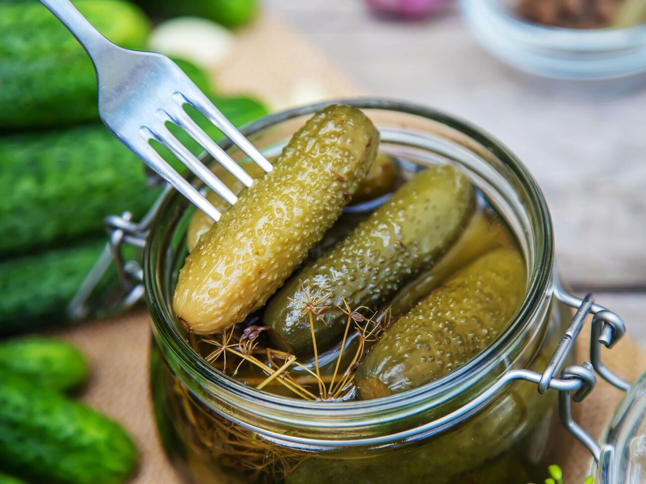 Огурцы следует выбирать небольшие