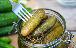 Огурцы следует выбирать небольшие