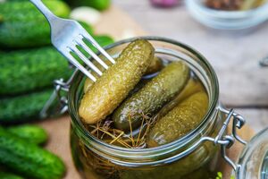 Огурцы следует выбирать небольшие