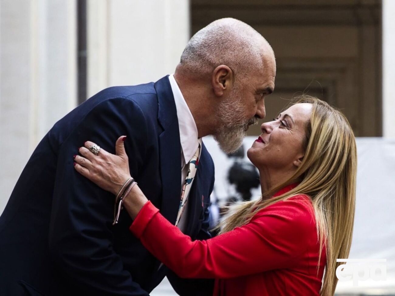 Мелони шутит, что албанский политик встает перед ней на колено только потому, что хочет быть с ней одного роста