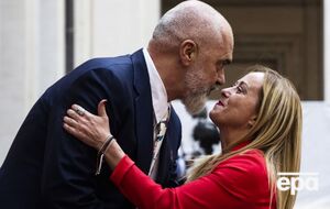 Мелони шутит, что албанский политик встает перед ней на колено только потому, что хочет быть с ней одного роста