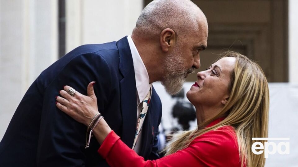 Мелони шутит, что албанский политик встает перед ней на колено только потому, что хочет быть с ней одного роста