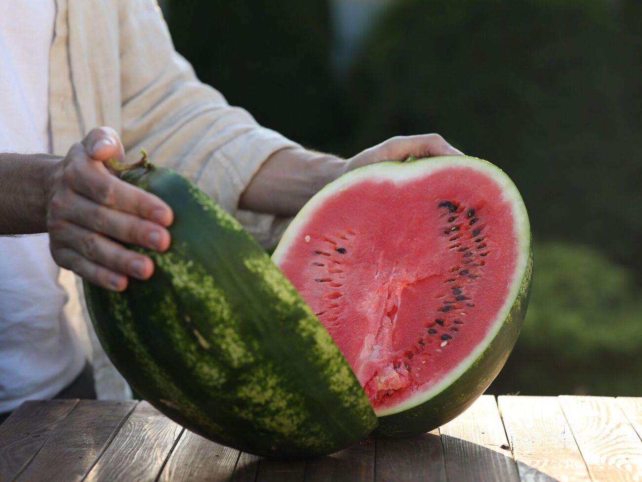 Арбузы нужно очень тщательно мыть перед тем, как разрезать
