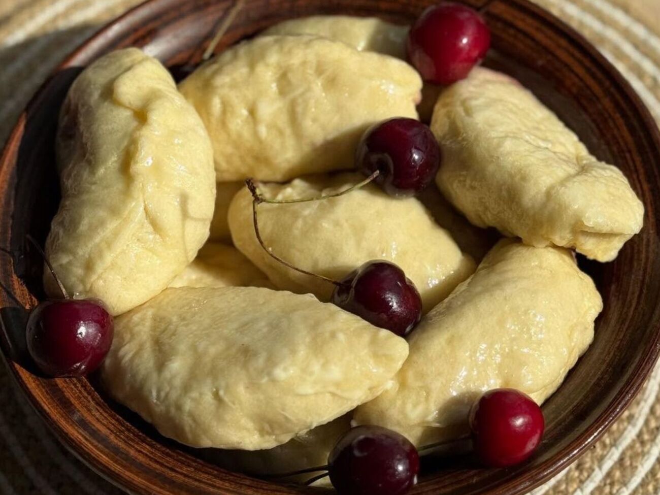 Подавайте вареники, смазав их сливочным маслом