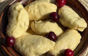 Подавайте вареники, смазав их сливочным маслом