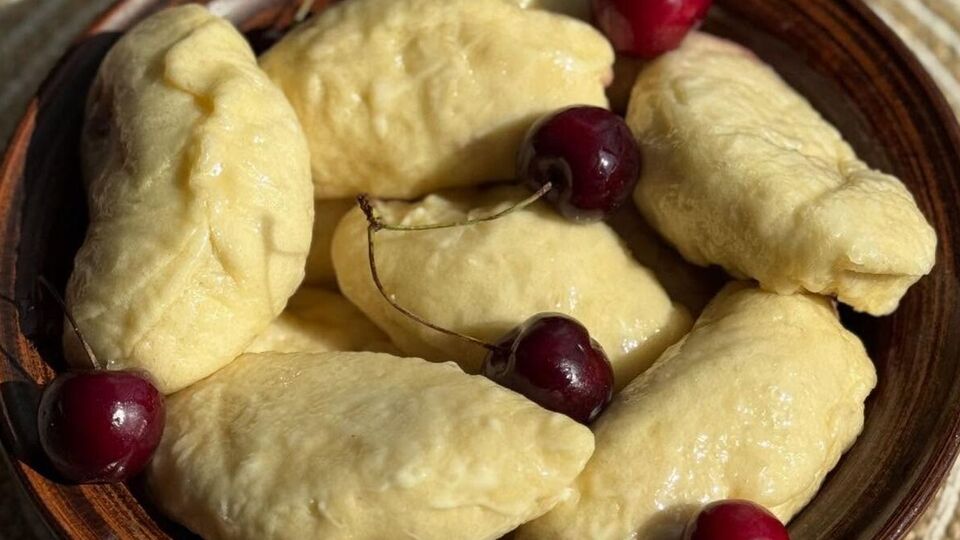 Подавайте вареники, смазав их сливочным маслом