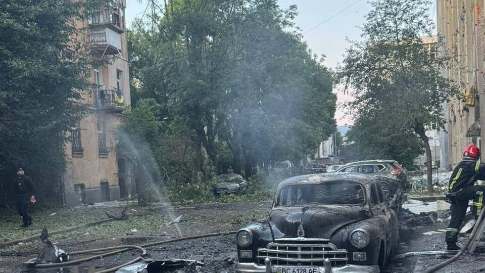 В городе разрушены десятки домов и машин