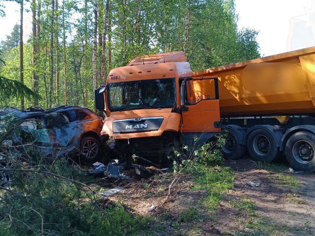 У фуры якобы лопнуло колесо