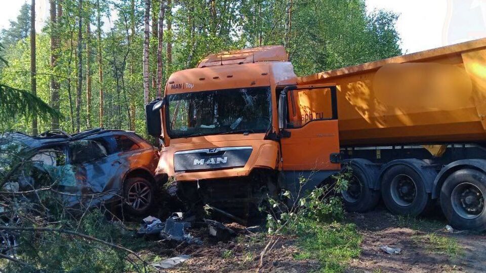 У фуры якобы лопнуло колесо