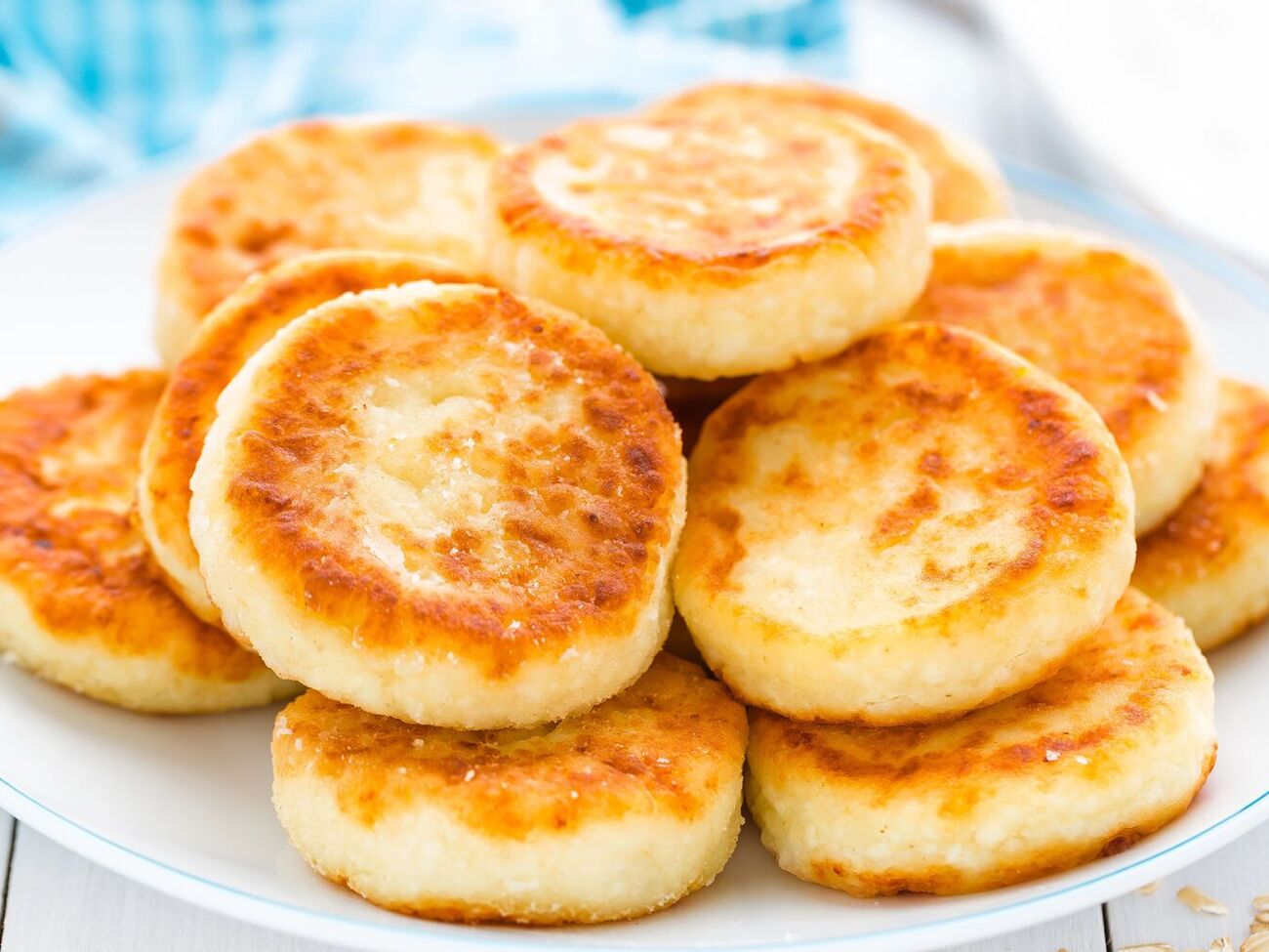 Для сырников понадобится 600 г творога