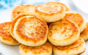 Для сырников понадобится 600 г творога