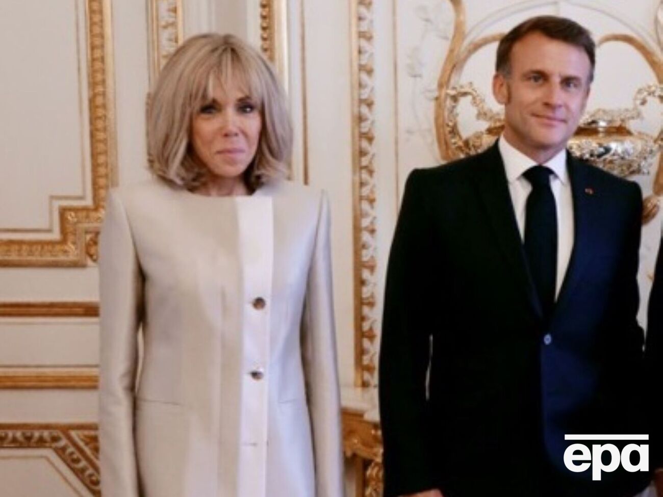 В июле Брижит Макрон проигнорировала руку мужа, спускаясь по трапу самолета