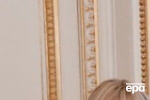 В июле Брижит Макрон проигнорировала руку мужа, спускаясь по трапу самолета