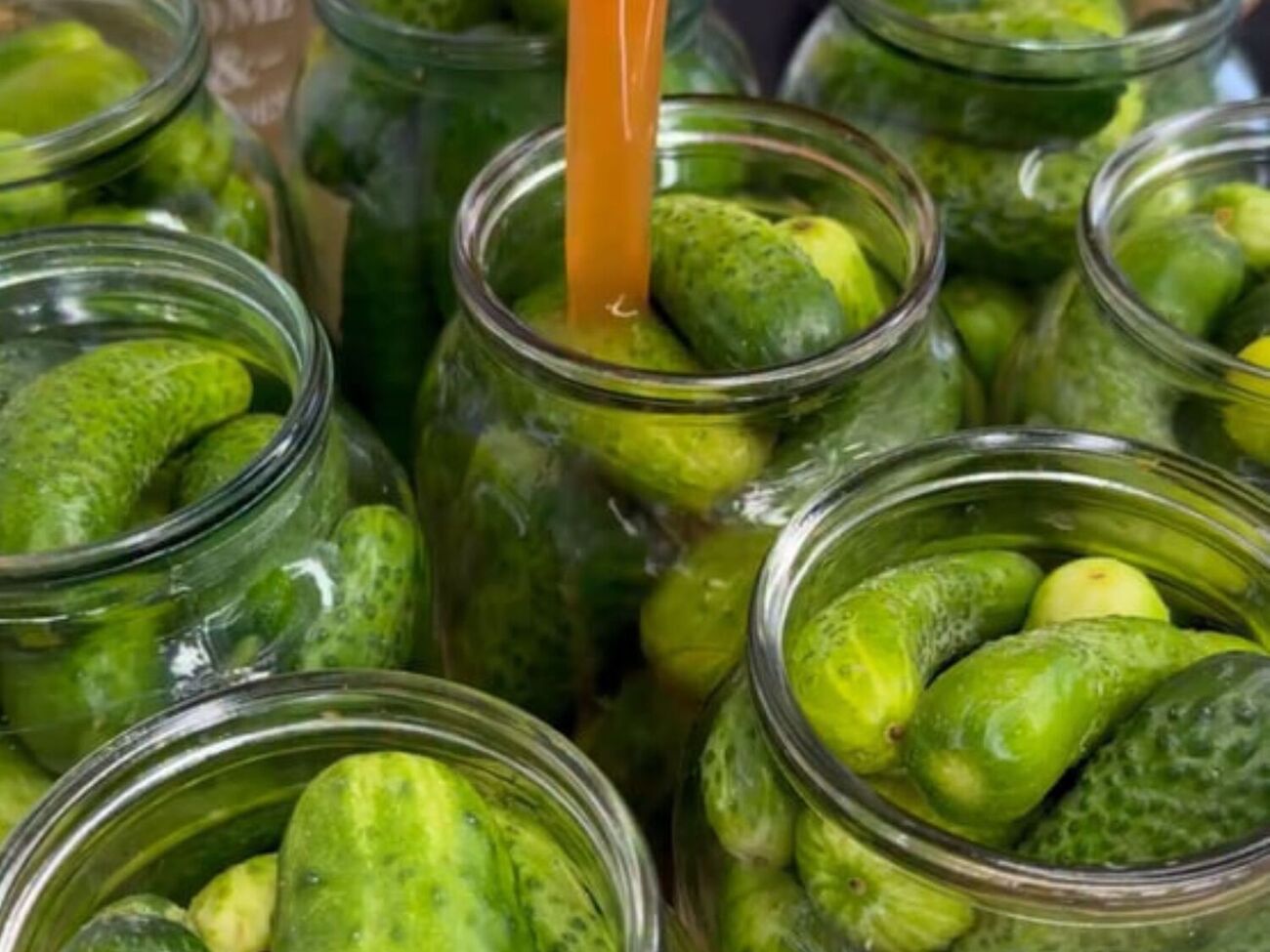 Закройте банки герметично крышками, переверните и оставьте до полного остывания, накрыв одеялом