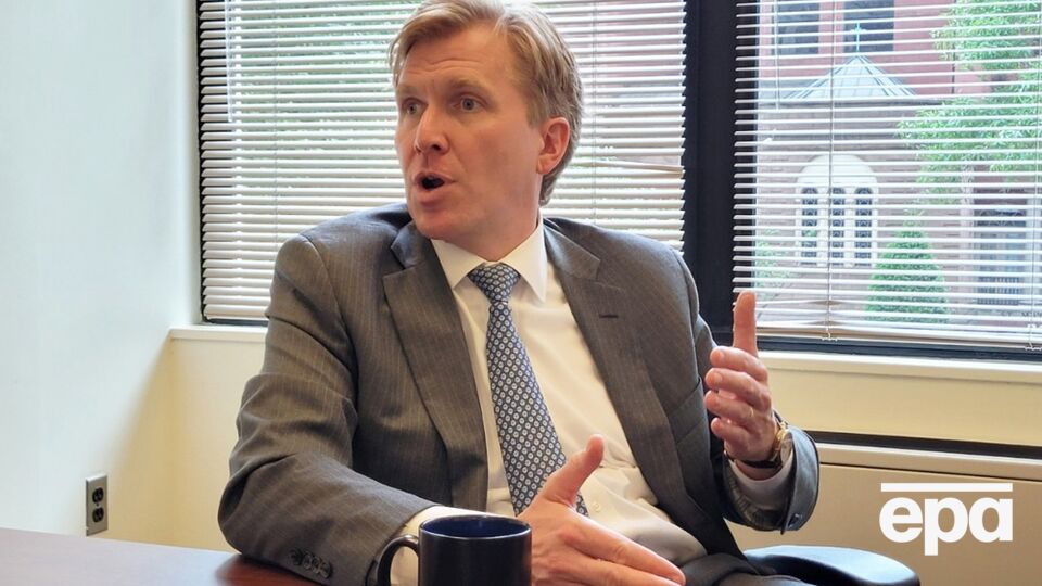 Підтримуючи посилення впливу на Китай, Колбі відомий як прихильник "розставлення пріоритетів"