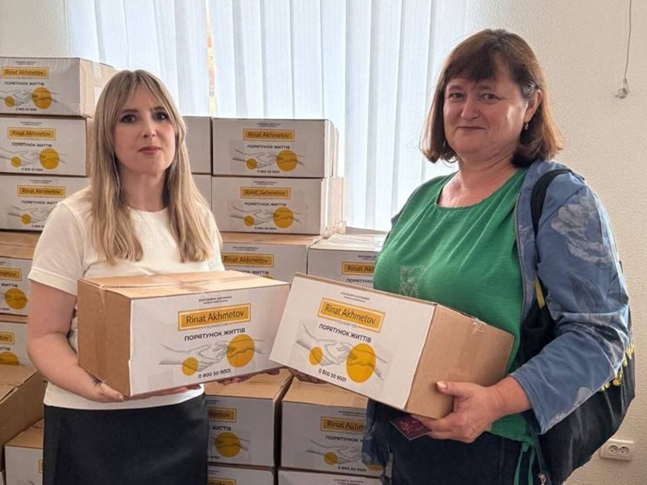 Фонд Рината Ахметова выдает переселенцам в Полтаве продукты длительного хранения