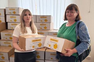 Фонд Рината Ахметова выдает переселенцам в Полтаве продукты длительного хранения