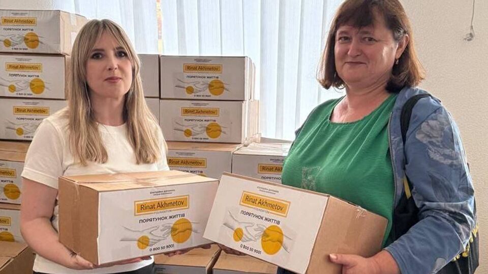 Фонд Рината Ахметова выдает переселенцам в Полтаве продукты длительного хранения