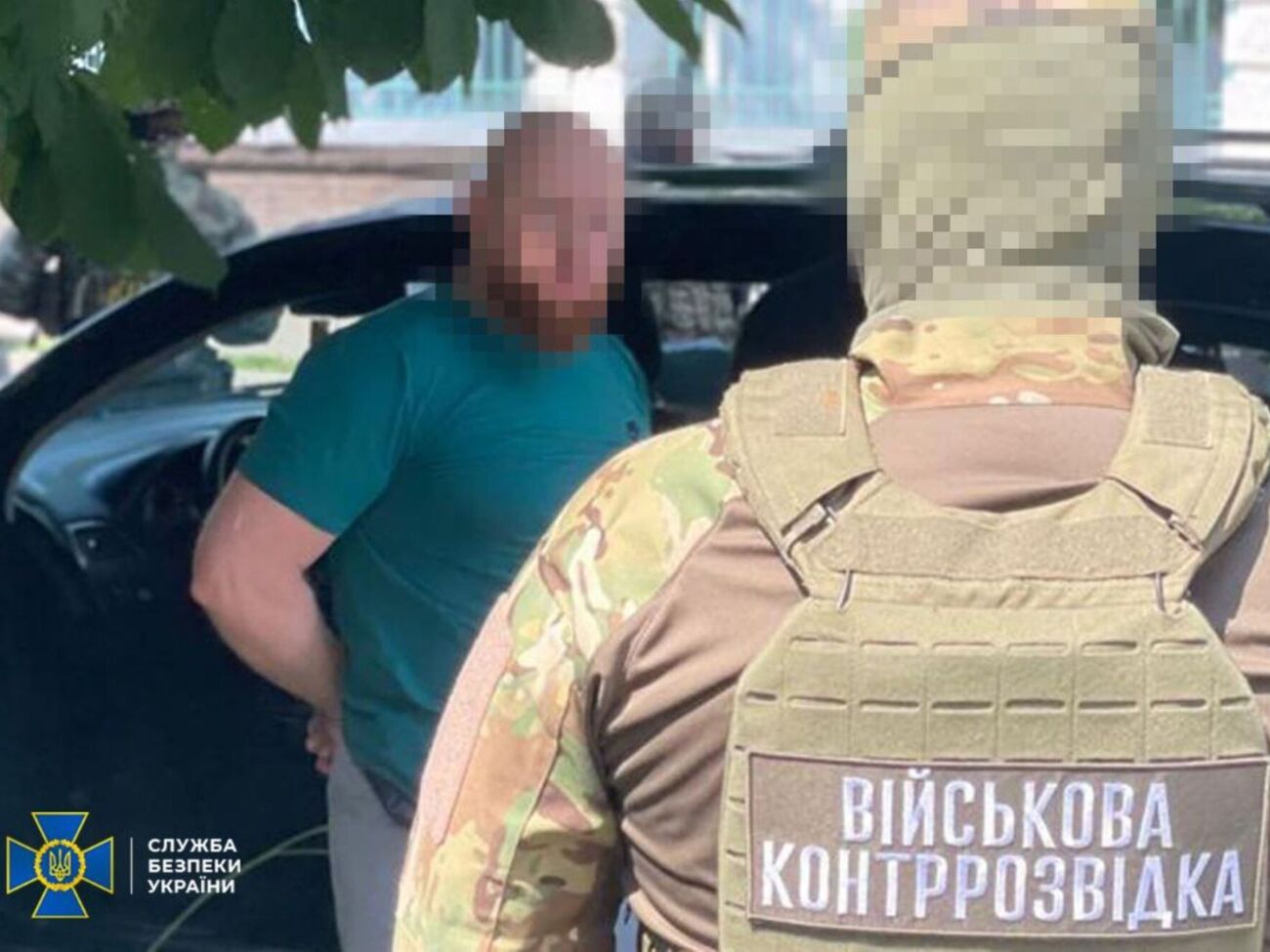 Во время обысков у фигуранта обнаружили 19 пакетов документации семей, которые потеряли близких на фронте, и десятки тысяч долларов