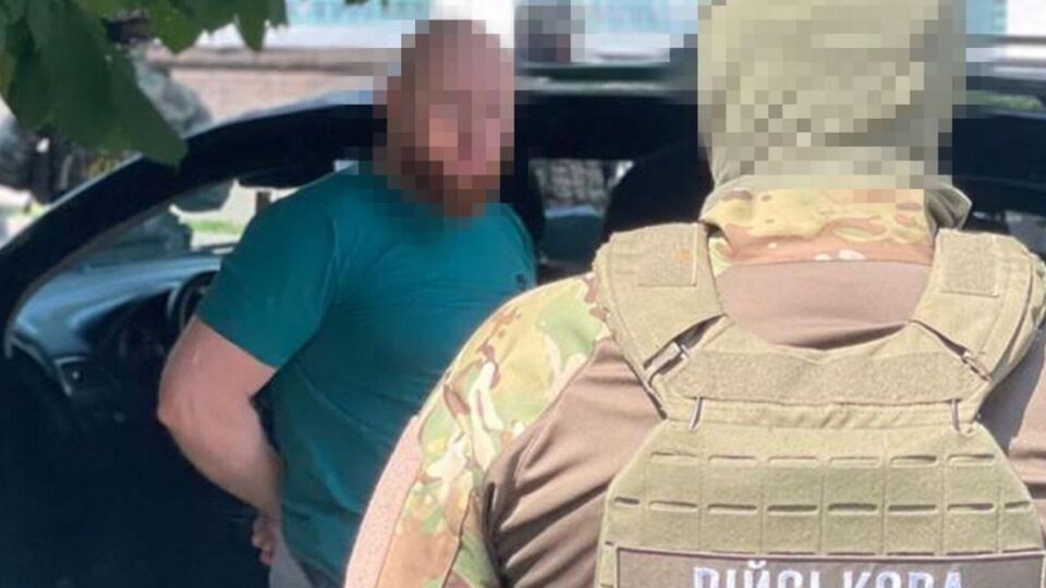 Во время обысков у фигуранта обнаружили 19 пакетов документации семей, которые потеряли близких на фронте, и десятки тысяч долларов