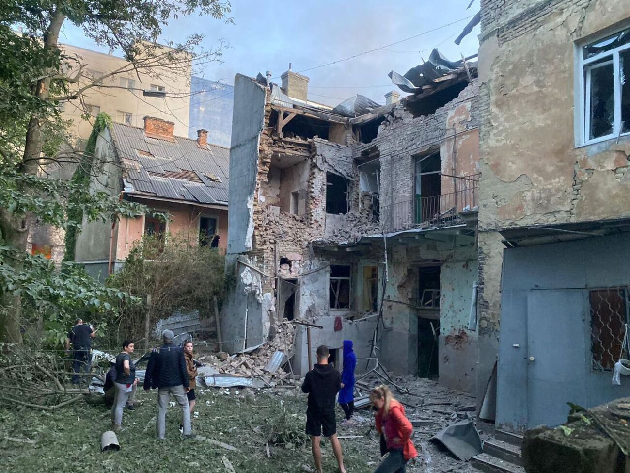 В целом российская атака повредила 46 домов во Львове