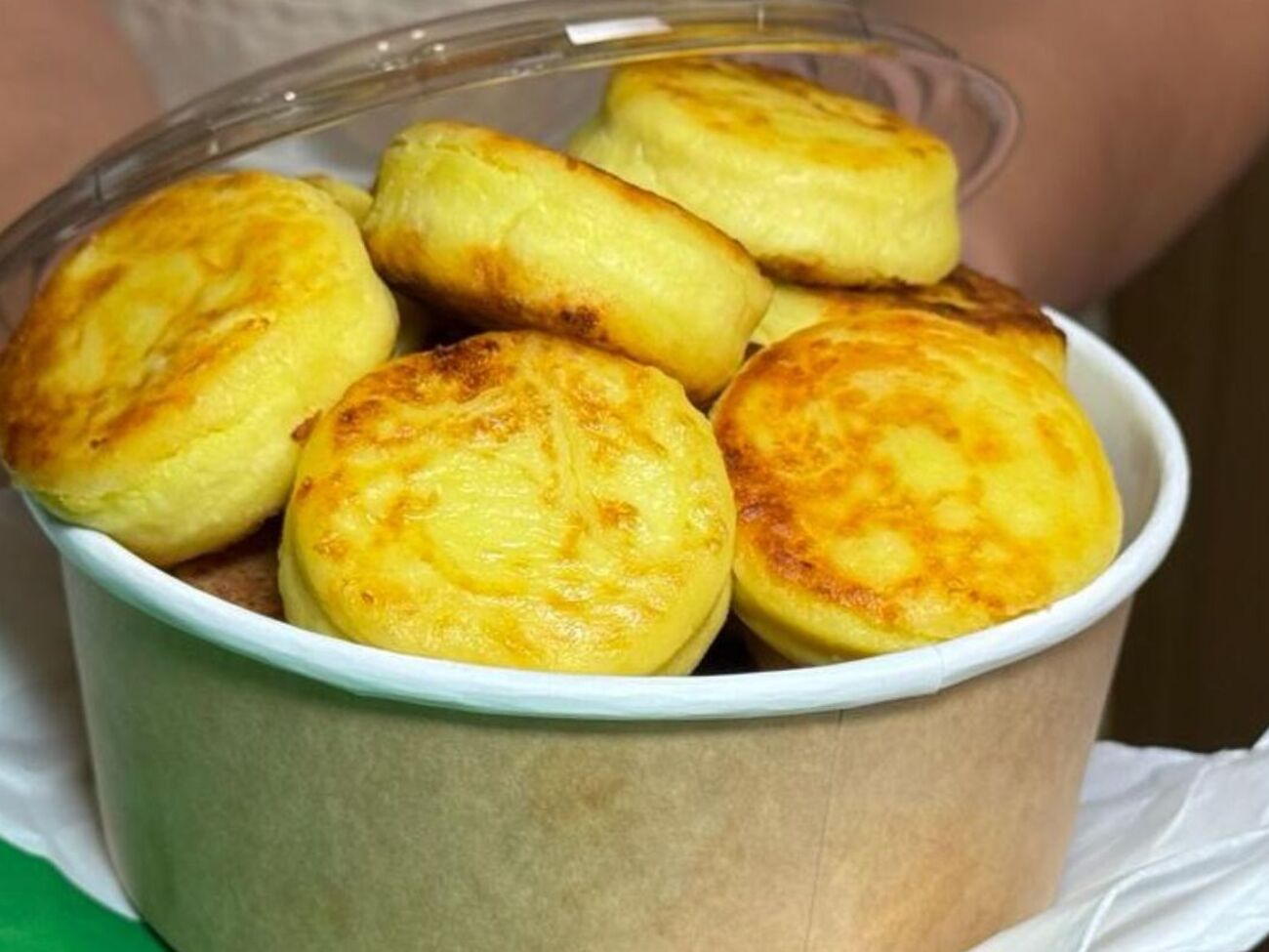 Сырники жарьте на умеренном огне на сковороде с растительным маслом