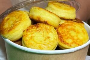 Сырники жарьте на умеренном огне на сковороде с растительным маслом