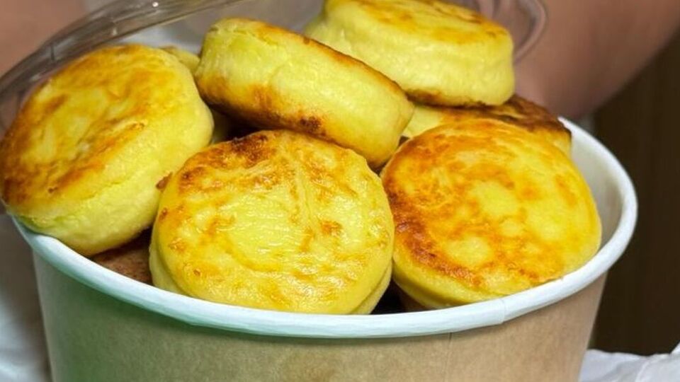 Сырники жарьте на умеренном огне на сковороде с растительным маслом